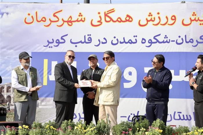 تقدیر از معمار سرعت و عمران در دیار کریمان؛ استاندار، تبلور مدیریت جهادی «تویسرکانی» را ارج نهاد تقدیر از معمار سرعت و عمران در دیار کریمان؛ استاندار، تبلور مدیریت جهادی «تویسرکانی» را ارج نهاد